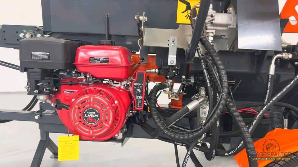 Denna vedmaskin drivs av en 15hk Lifan Bensinmotor