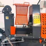 Man kan öppna buren på vedmaskinen vid klyven