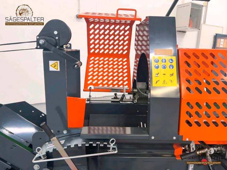 Man kan öppna buren på vedmaskinen vid klyven