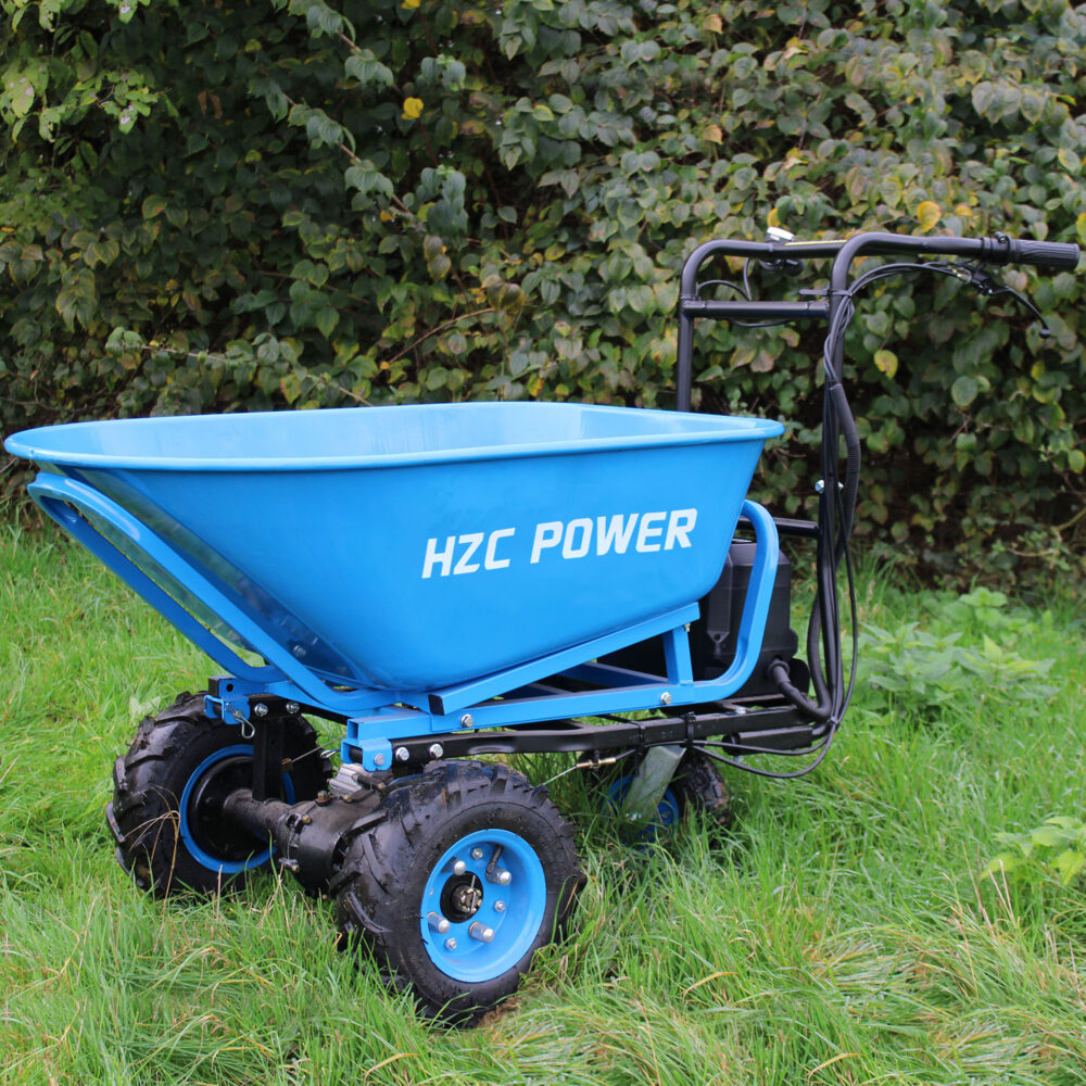 en blå vagn på gräs