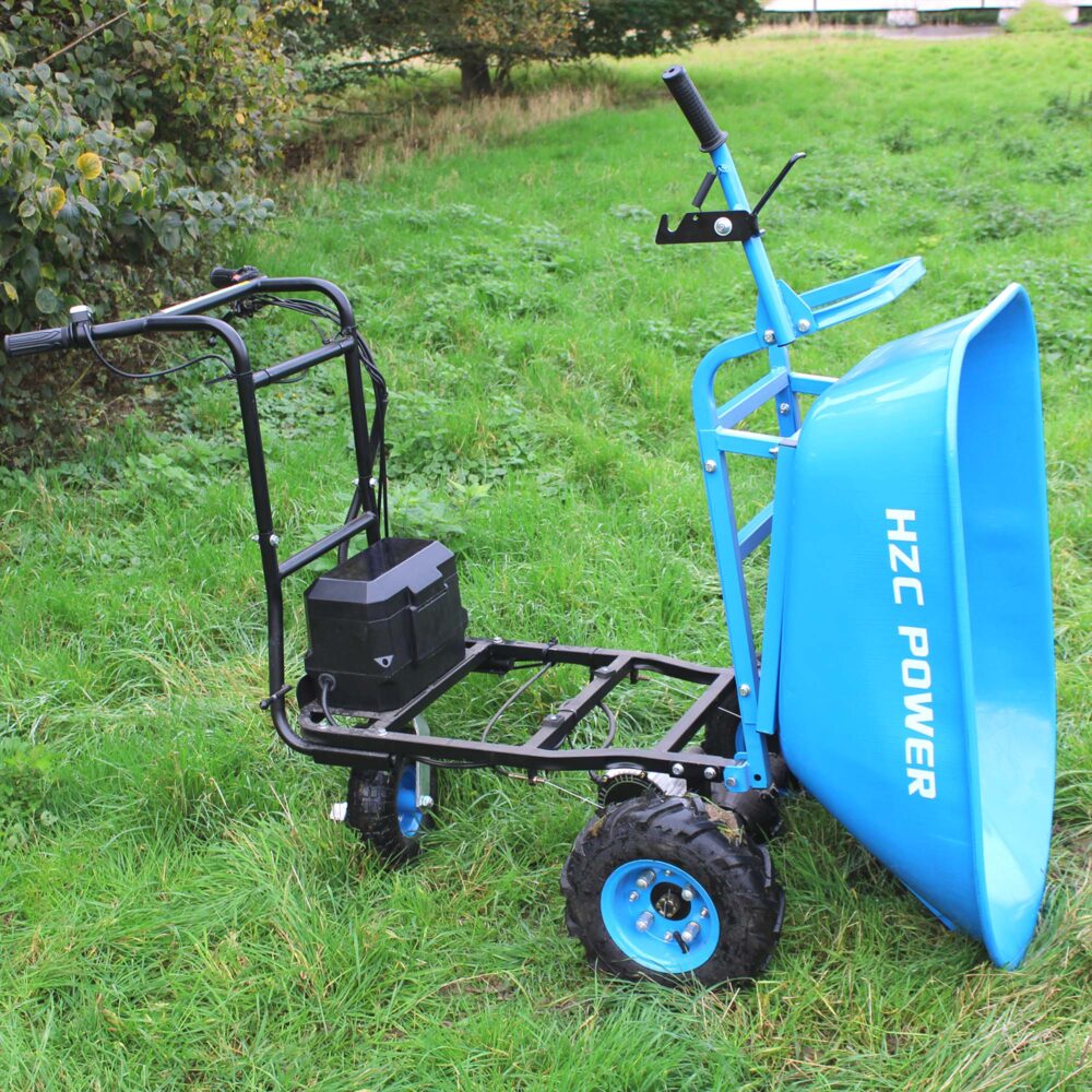 en blå vagn på gräs