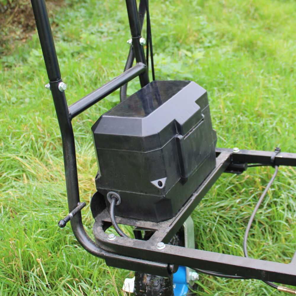 en svart låda på en metallram