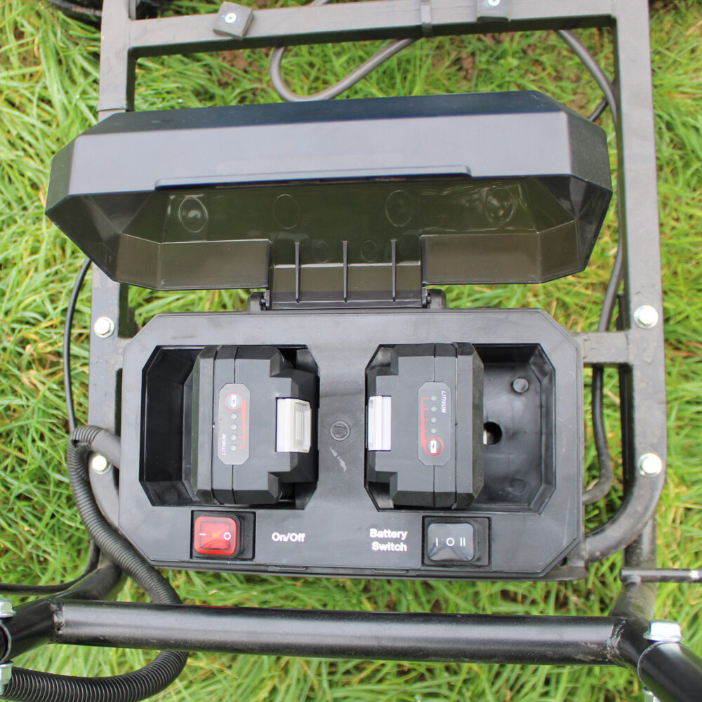 en svart batteriladdare på gräs