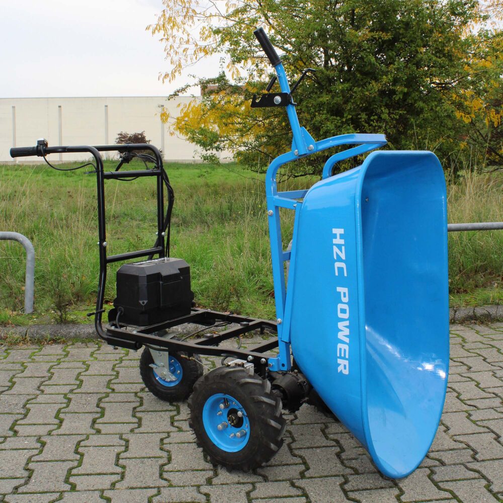 en blå skottkärra på en tegelyta