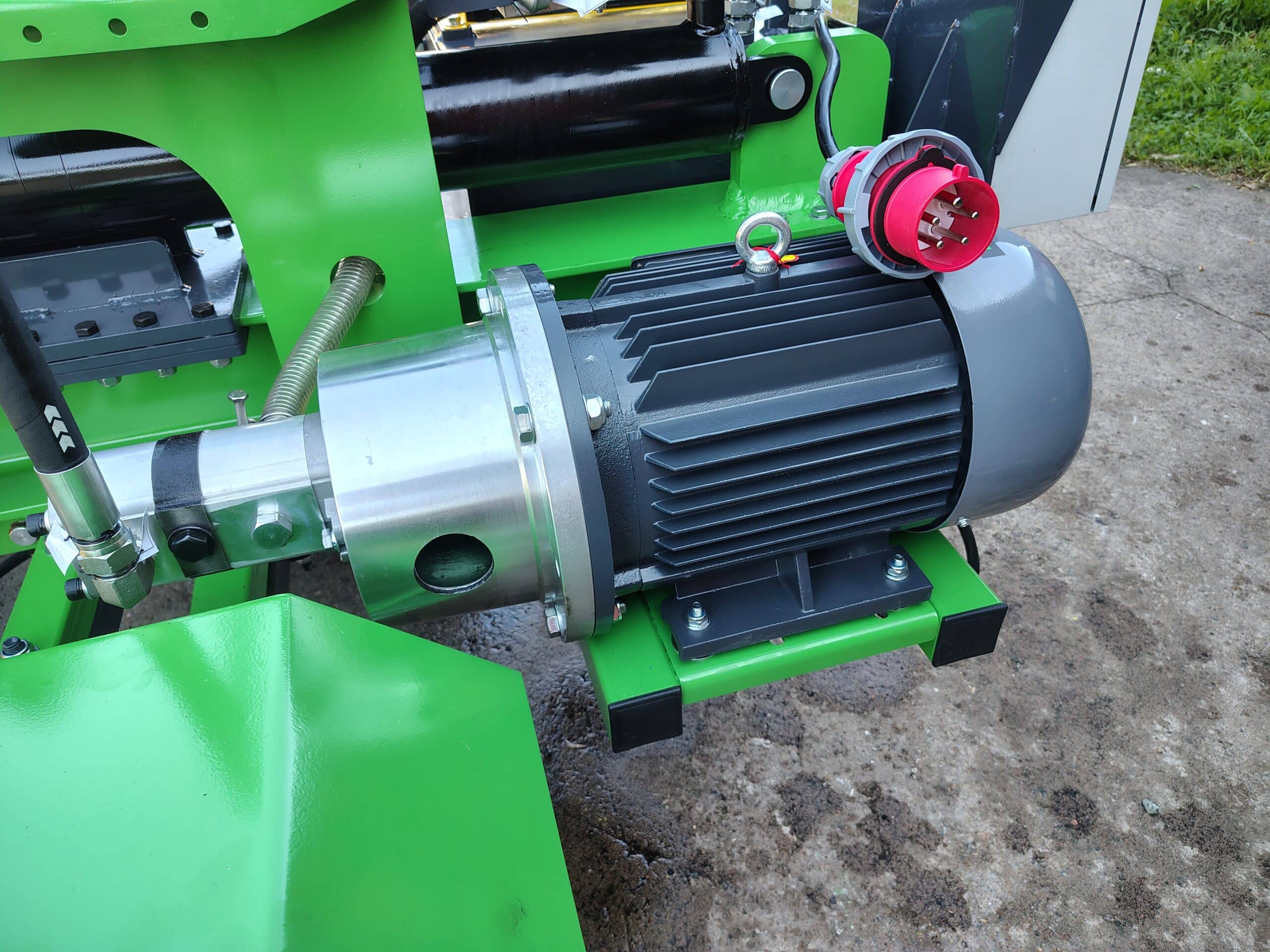 Vedklyven kan köpas med trefas elmotor på 11kw