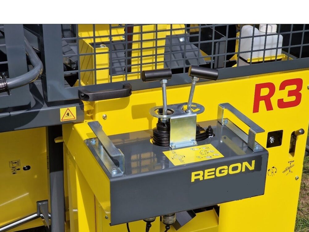 Maskinen styrs hydrauliskt med dessa spakar